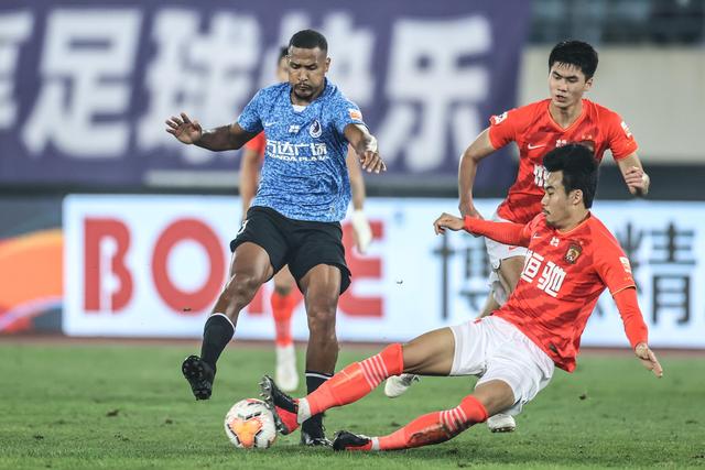 吹杨缺阵老鹰险胜绿军 斯波大失误热火负活塞